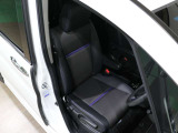 程よい硬さとホールド性が高いシートで長時間運転も快適です。