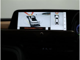 サイドクリアランスビュー表示中に、旋回時の運転操作に合わせて自動で車両を斜め後方から見たような映像を表示。