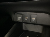スマートフォンなどの充電に便利なUSBジャック。運転席からも助手席からも使いやすいです。