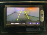 バックでの車庫入れも安心です! リアカメラが付いているバックモニター付のナビを装備しております。操作線もついており距離感も画面から確認できます。