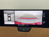 【360°ビュー・モニター】まるでクルマを真上から見下ろしたかのような視点で駐車をサポートします!クルマの斜め後ろや真横など、前後左右の4つのカメラの映像が合成されて、モニターに映し出されます。