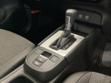 運転席周辺のスマートなレイアウトが、操作のしやすさを実現。快適なドライブをサポートします。手元で操作ができる、電子制御パーキングブレーキ。
