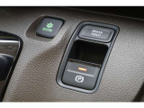 電子制御パーキングブレーキを採用。ブレーキホールド機能を使えば、停車中にブレーキペダルから足を離しても停車状態が続きます。信号待ちの間なども安心です。アクセルを踏めば自動解除され、再発進できます。