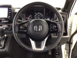 【ハンドル】運転にかかわる様々な操作を安全に行えるように視点移動が少なく操作性に配慮されたスイッチ類が凝縮されたコックピットです。