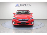 コの字型に点灯するクリアランスランプ(車幅灯)。ハロゲンフォグランプも装備。