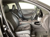 女性でも運転がしやすいように、シートの高さ調整機能(シートリフター)がついています。広い足元にゆったり座れるシートには肘掛も装備しており長距離の運転でも疲れにくいシートです。