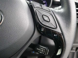レーダークルーズコントロール使用時に同一車線内の中央を走行可能なように操舵支援を行うレーントレーシングアシスト(LTA)を搭載しています。