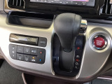 CVT車のセレクトレバーです。低速から高速まで、変速ショックのないスムーズな走りを実現するとともに、エンジン効率のよい領域を維持することで燃費にも貢献します。