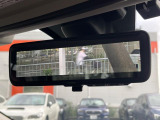 【スマートリヤビューミラー】後席の大きな荷物や同乗者で後方が確認しづらい時でも安心!カメラが撮影した車両後方の映像をルームミラー内に表示。クリアな視界で状況の確認が可能です!