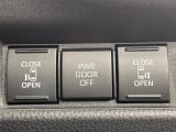 【両側パワースライドドア】スマートキーや運転席のスイッチで後席両側スライドドアの開閉が可能♪電動だから力を入れてドアを開ける必要が無く、小さなお子様でも簡単に開け閉めでき快適です♪