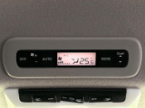 【リアオートエアコン】広い後部座席には必須の機能!風量や温度を自動で調整し前席と同様な車内環境にしてくれるリアオートエアコンを装備。夏の暑さも冬の寒さもストレスなく快適にお過ごしいただけます♪