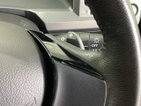 ステアリングの裏側、左右にパドルシフトがついています。右が+、左が-の操作でシフトチェンジを行い、エンジンブレーキなどのマニュアル操作ができます。