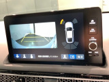リバースギアに入れるだけで後方の表示へ切り替わります。夜間や雨の日の駐車も楽になりますよ。