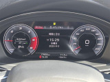 視認性良く、快適な運転へといざなってくれるデジタルメーター。