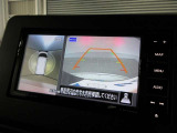 バックモニターで、駐車時に見えにくい後方をしっかり確認できます。