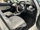 【ホンダカーズ鈴鹿 玉垣店】です。開放感溢れるショールームに数多くの取扱い車種が並んでおります。天候を気にせずじっくりご覧いただけます。