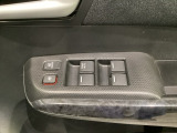 パワーウインドウは運転席でドア4枚とも上下の操作ができるようになっています。子供さんが勝手に操作できないようにロックすることも可能です。