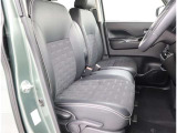 見えないところまで徹底洗浄!中古車をキレイで気持ちよくお乗りいただけるよう、トヨタ認定中古車はしっかりクリーニング。エンジンルームやシートを外した洗浄まで目に見えないところまで徹底的に洗浄しています。