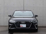 ●一目でAudiとわかる特徴的なシングルフレームグリル・LEDランプ。精悍なフロントマスクからAudiのスマートで上品なブランドを連想させてくれます。女性にも大変ご好評頂いております。