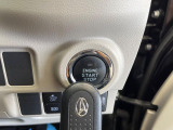 【スマートキー/プッシュスタート】鍵を持っているだけで、ドアロック解除・施錠からエンジンスタートまで操作できる便利な機能です。