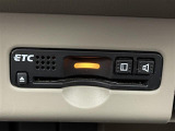 【ETC】有料道路を利用する際に料金所で停止することなく通過できる、ETC車載器(ノンストップ自動料金収受システム機器)が装備されています。セットアップを行うことで利用可能になります。
