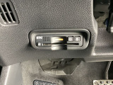 ハンドルの左下にETCがついています。高速道路の料金所の通過も楽々です!。 カードの取り出しもしやすい場所についています。