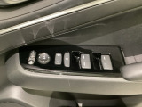 ハンドルの右側に電動格納付きパワーミラーの操作スイッチがついています。左右のサイドミラーの角度調節も微調整ができて便利です。パワーウインドウは運転席でドア4枚とも上下の操作ができるようになっています。