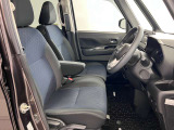 ゆったりと座れる運転席シートですのでストレスなく運転が出来ますよ!