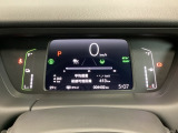 デジタル表示のスピードメーターとタコメーター、燃費やオドメーターなどの表示の他に、ホンダセンシング機能などの表示もできる多機能なマルチインフォメーション・ディスプレイです。
