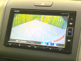 【バックカメラ】駐車時に後方がリアルタイム映像で確認できます。大型商業施設や立体駐車場での駐車時や、夜間のバック時に大活躍!運転スキルに関わらず、今や必須となった装備のひとつです!