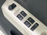 【電動格納ミラー】サイドミラーは電動格納式となっており、狭い駐車場でもキズがつくリスクを抑えられます。