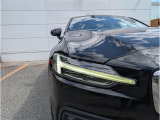 特徴的なT字型のLEDヘッドライトは、新世代のボルボを象徴するユニークなアイコンとなっています。LEDデイタイム・ランニング・ライトやポジションライト、ウインカーの役割も果たします。