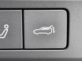 【ハンズフリー機能付パワーリフトゲート】アドバンストキーを携帯して、リアバンパー下部で足を動かすだけ、リアゲートを自動で開閉できます!両手がふさがっている状態でもスムーズです!