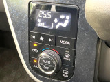 【オートエアコン】一度お好みの温度に設定すれば、車内の温度を検知し風量や温度を自動で調整。暑い…寒い…と何度もスイッチ操作をする必要はありません。快適な車内空間には必須の機能ですね♪