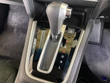 CVT車のセレクトレバーです。低速から高速まで、変速ショックのないスムーズな走りを実現するとともに、エンジン効率のよい領域を維持することで燃費にも貢献します。