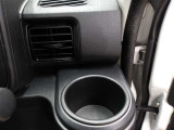 運転席のカップホルダーはエアコンの吹き出し口の前にありますので冷やしたり温めたり出来ます☆