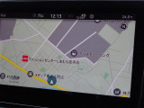マットブラックにホワイトのLIBERALAのロゴの建物と看板が目印です。