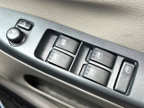 【電動格納ミラー】サイドミラーは電動格納式となっており、狭い駐車場でもキズがつくリスクを抑えられます。