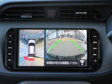アラウンドビューモニターは4方のカメラで真上から車を見たようにモニターで確認ができる日産の自慢の装備です。是非実際の車で体感してみてください。