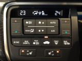 オートエアコンは左右席で独立温度コントロールが可能です。運転席はキンキンに冷やして助手席はマイルドにと言った設定が可能です☆暑さ寒さでケンカすることもなくなりますね♪