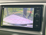 【バックカメラ】駐車時に後方がリアルタイム映像で確認できます。大型商業施設や立体駐車場での駐車時や、夜間のバック時に大活躍!運転スキルに関わらず、今や必須となった装備のひとつです!