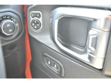 運転席側ドアの手すりに、全窓操作ボタンとドアミラー操作スイッチがございます。