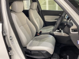 乗降がしやすい運転席。高さが調節できて小柄な女性でもベストポジションをとることができます。
