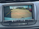 リバースポジションにシフトすると自動的にカメラが作動、ディスプレイに後方の視界が映し出される、安心のバックカメラを装備。