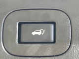 【パワーバックドア】スマートキーや運転席のボタンを押すだけでリアゲートが自動で開閉します!荷物を持っている時や、高い位置にあるバックドアを閉める際に便利な機能です♪
