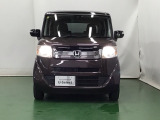 ディスチャージヘッドライト【HID】を装備していますのでとても明るく、夜間の走行や雨の日も安全・安心です。オートライトコントロール付きで周囲の明るさに応じて自動で点灯・消灯します。