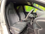 運転席まわりには十分なスペースがあり、大柄な方でもゆったり運転していただける環境です。