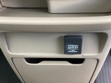 アクセサリーソケットはUSBのアダプターなどをつければ、スマホの充電にも使えます。周辺には物が置けるボックスがついています。