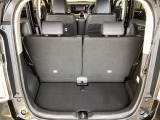 開口部も広く荷物の積み下ろしもしやすいお車となっております。シートを前方にスライドさせれば、さらに荷室を広げられます。また、床下にも収納スペースがあります。