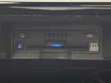 【ETC2.0(DSRC/ITSスポット)】ETCカードを挿入すれば料金所はノンストップで通過できます。ETC限定の割引や、高速道路の情報提供サービスを利用できます。